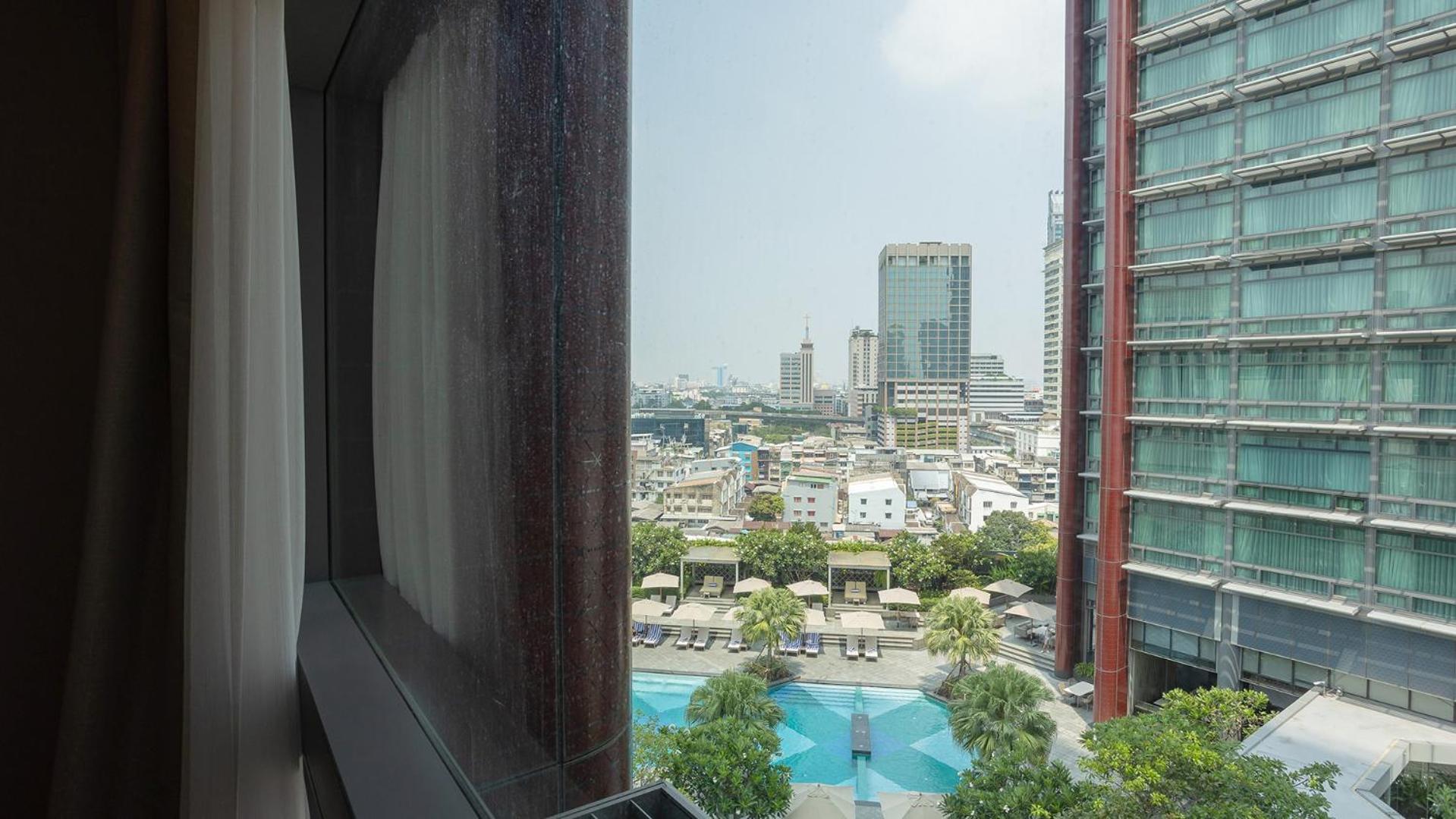 Chatrium Grand Bangkok Buitenkant foto View of the pool
